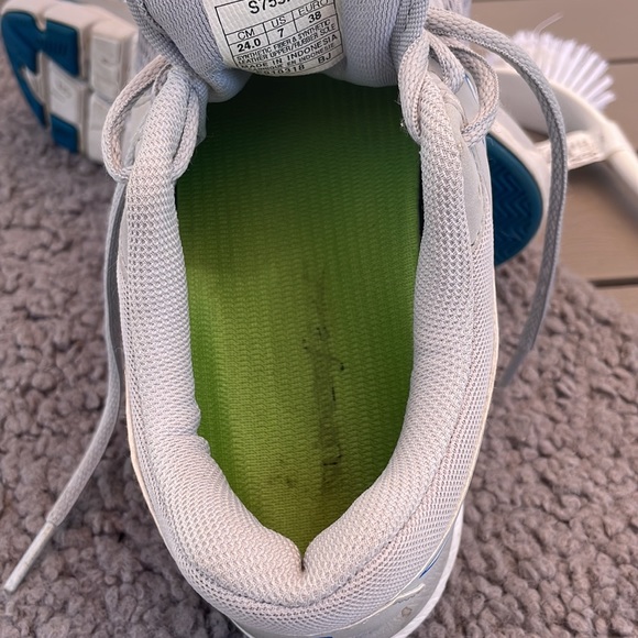 Wome’s ASICS training shoe - Picture 5 of 5